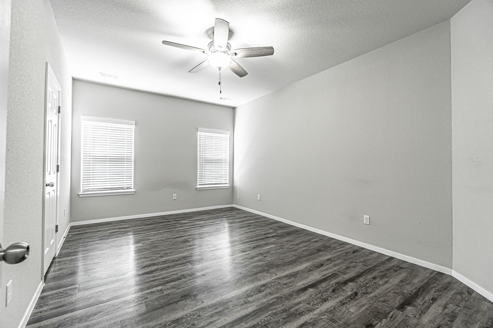Welcome to this stunning 3-bedroom, 3-bathroom home located in the heart of Bentonville – photo 3