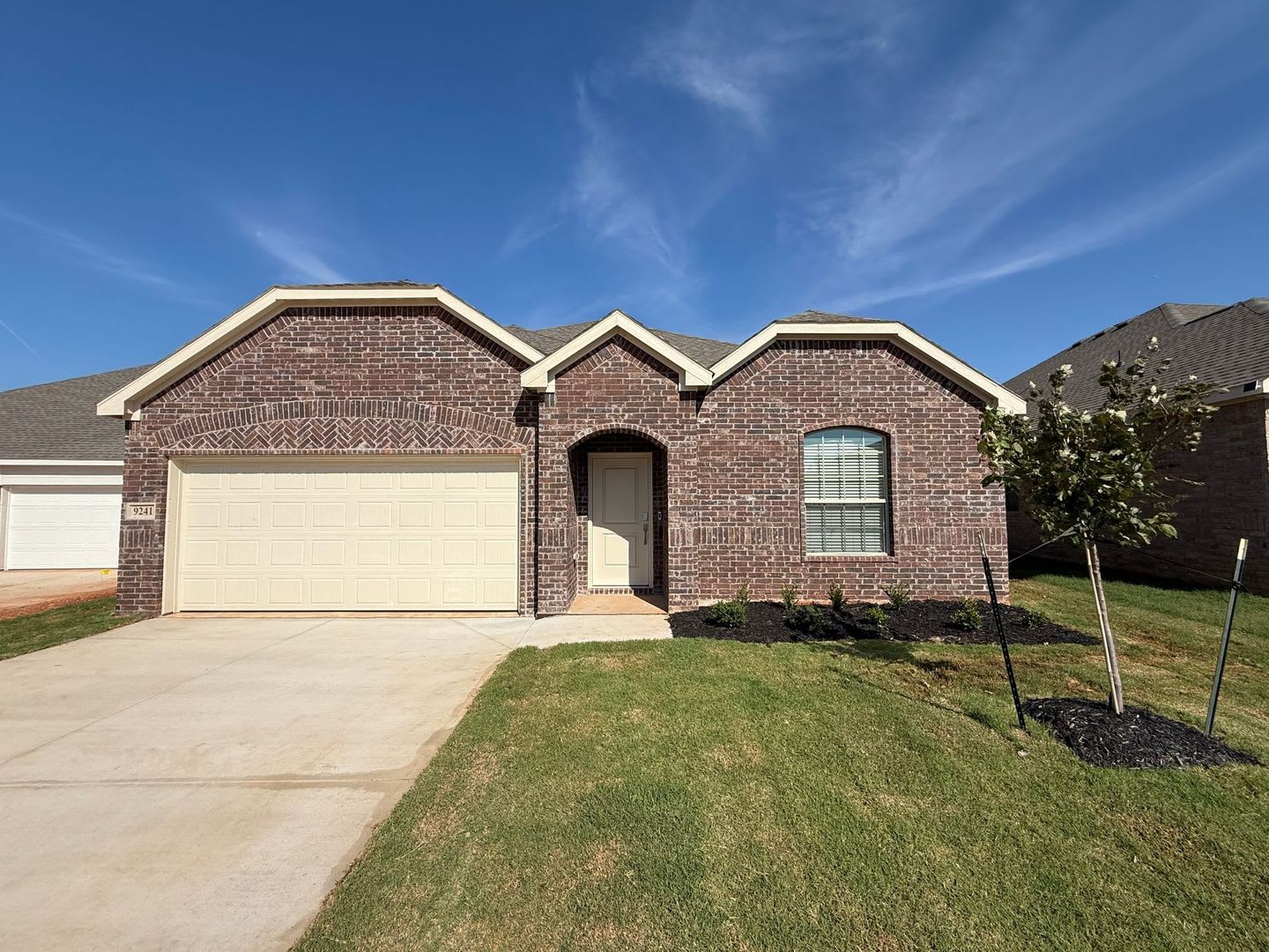Luxurious and Spacious 4 Bedroom Home in Mustang School District – photo 1