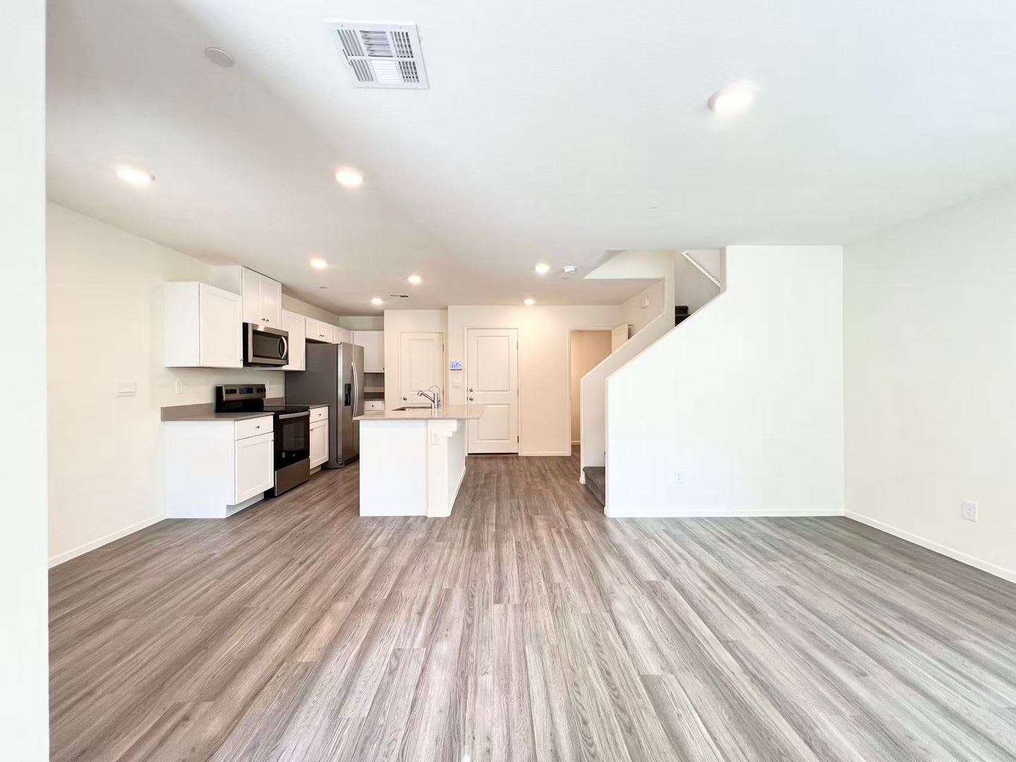 Modern, move-in ready, and built in 2024 – photo 4