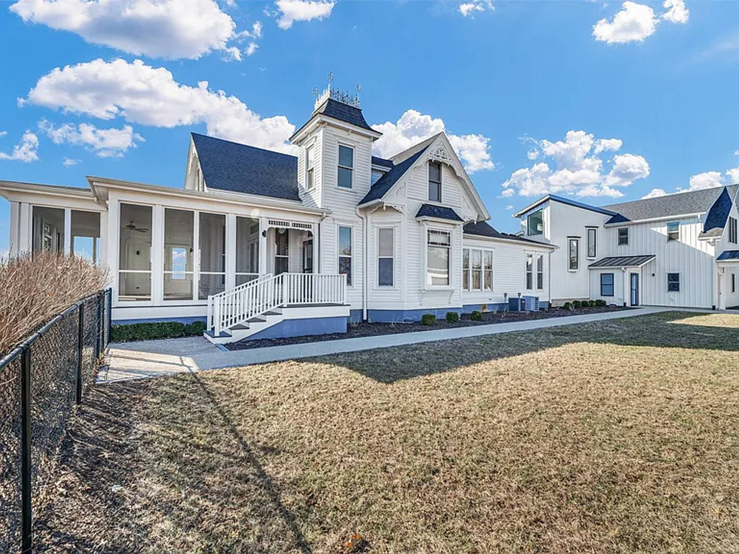 Classic Farmhouse Charm Meets Modern Comfort – 5 Bedroom Home in DeLand – photo 1