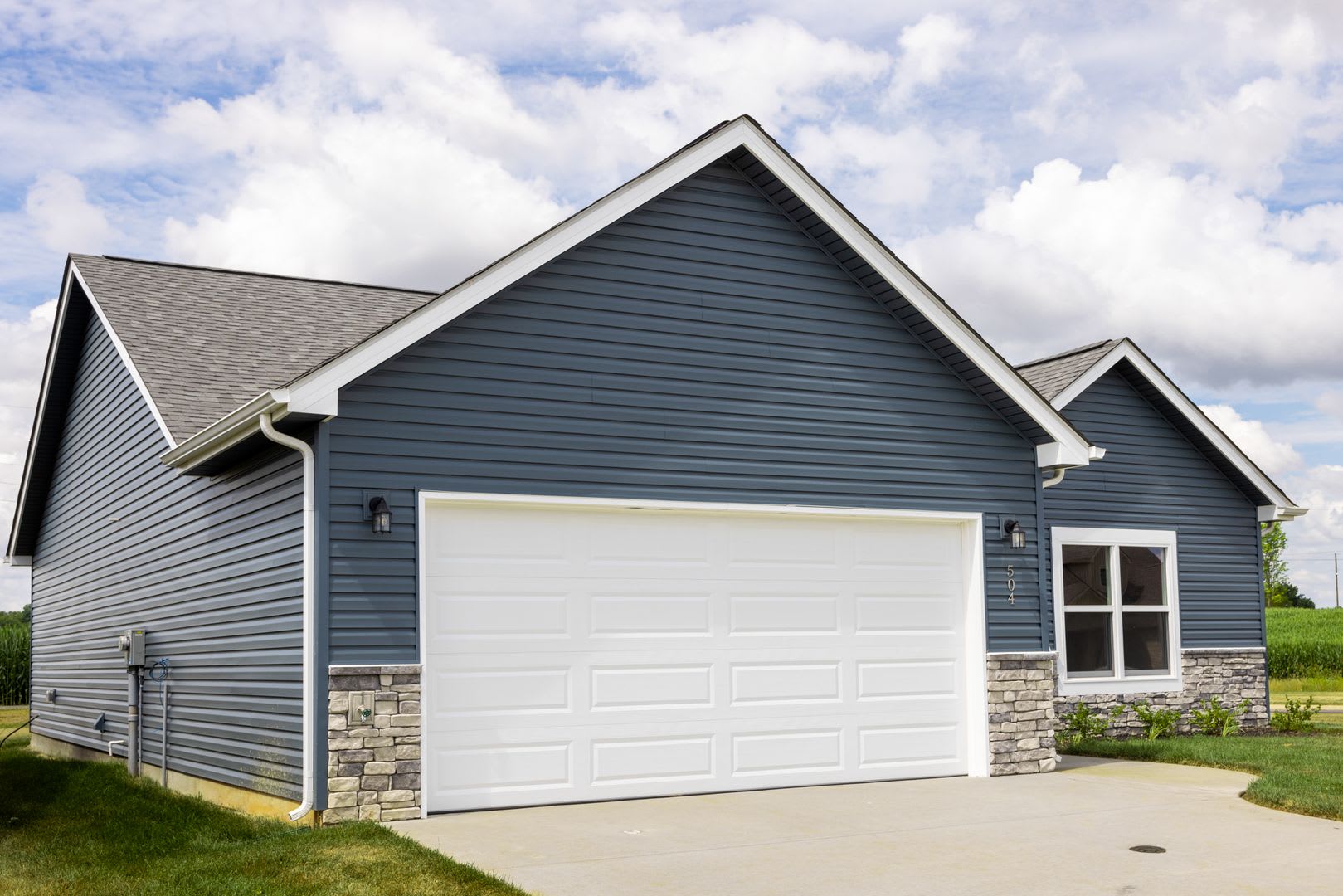 Contemporary Ranch-Style Home with Stainless Steel Appliances & Spacious Open Living – photo 2