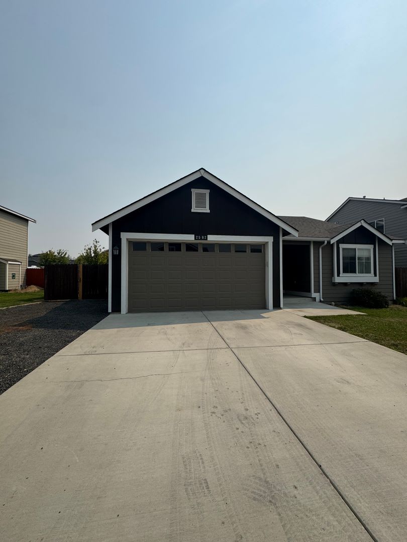 Quiet 3 Bed Home with Fenced Yard – photo 2