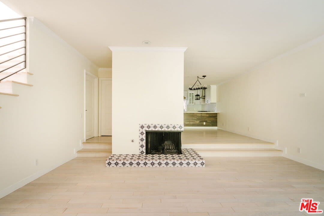 141 N Clark Dr – photo 2