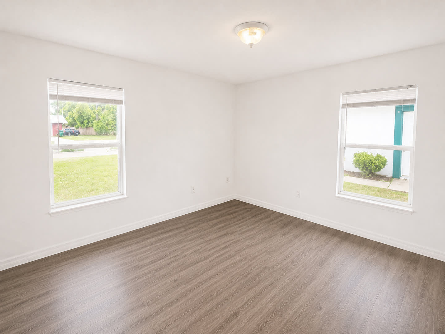 Spacious 2BR/1BA Duplex with Vaulted Ceilings & Wood-Style Flooring! – photo 5