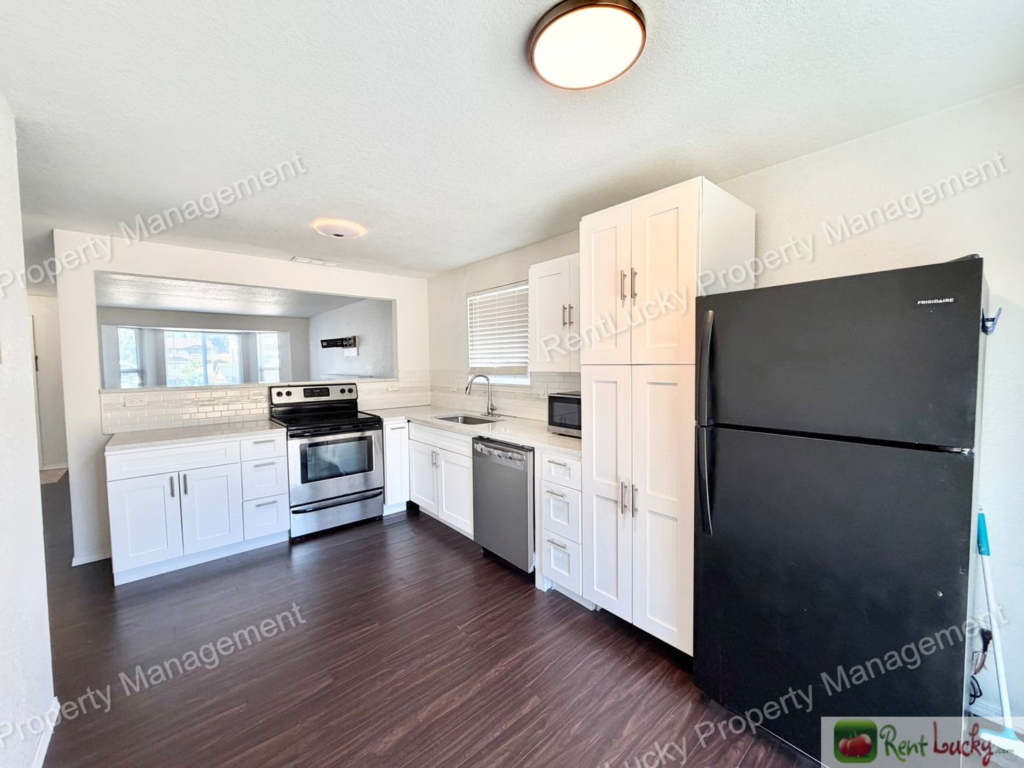 Great 3 Bedroom Home in NE Tacoma with Large Backyard! – photo 5