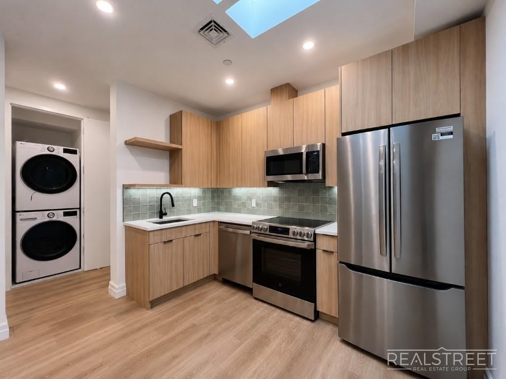 95 Ralph Avenue – photo 2