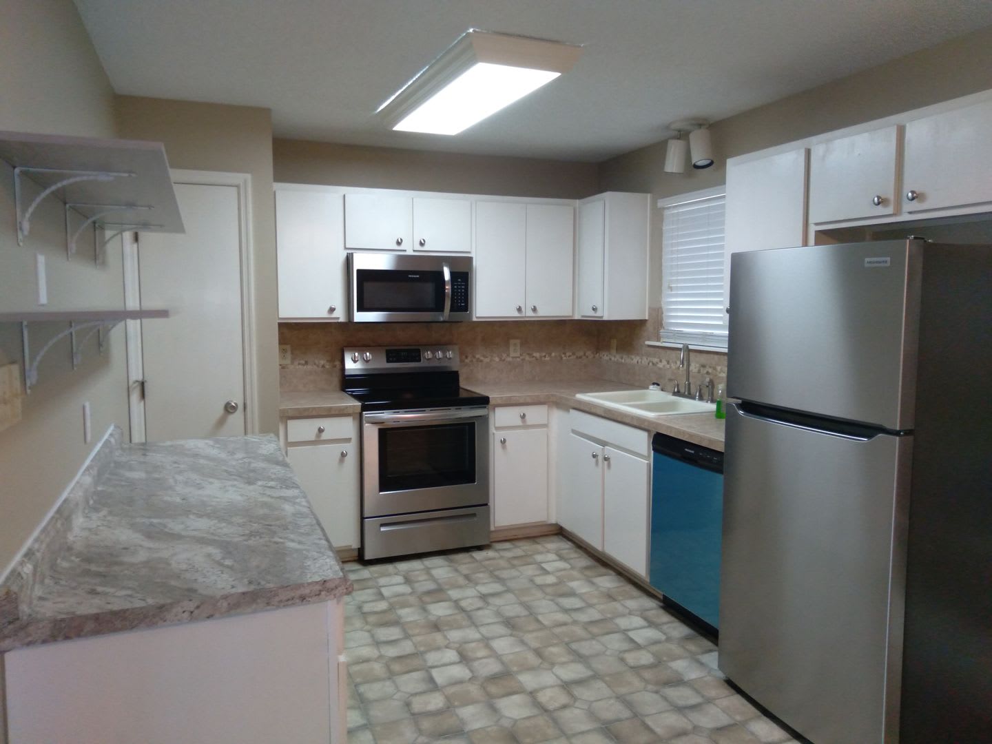 Cute 3 bedroom, 2 bath house with garage and fenced in yard – photo 3