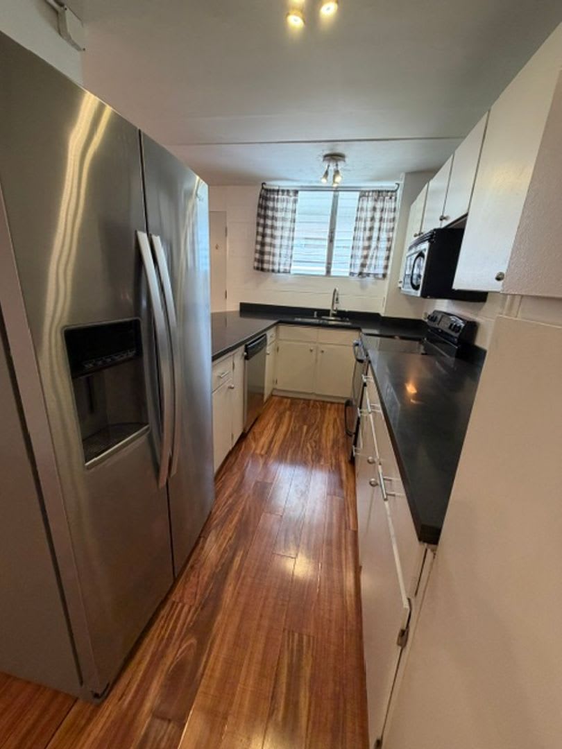 1/1 w/ 1 covered secured parking near Downtown- Electricity included – photo 4