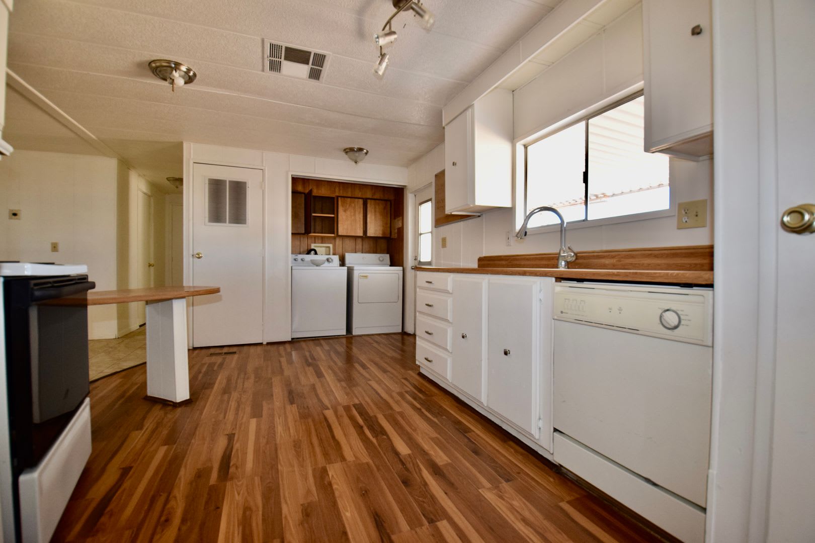 3 bed 2 bath Mesa home in a quiet neighborhood! – photo 3
