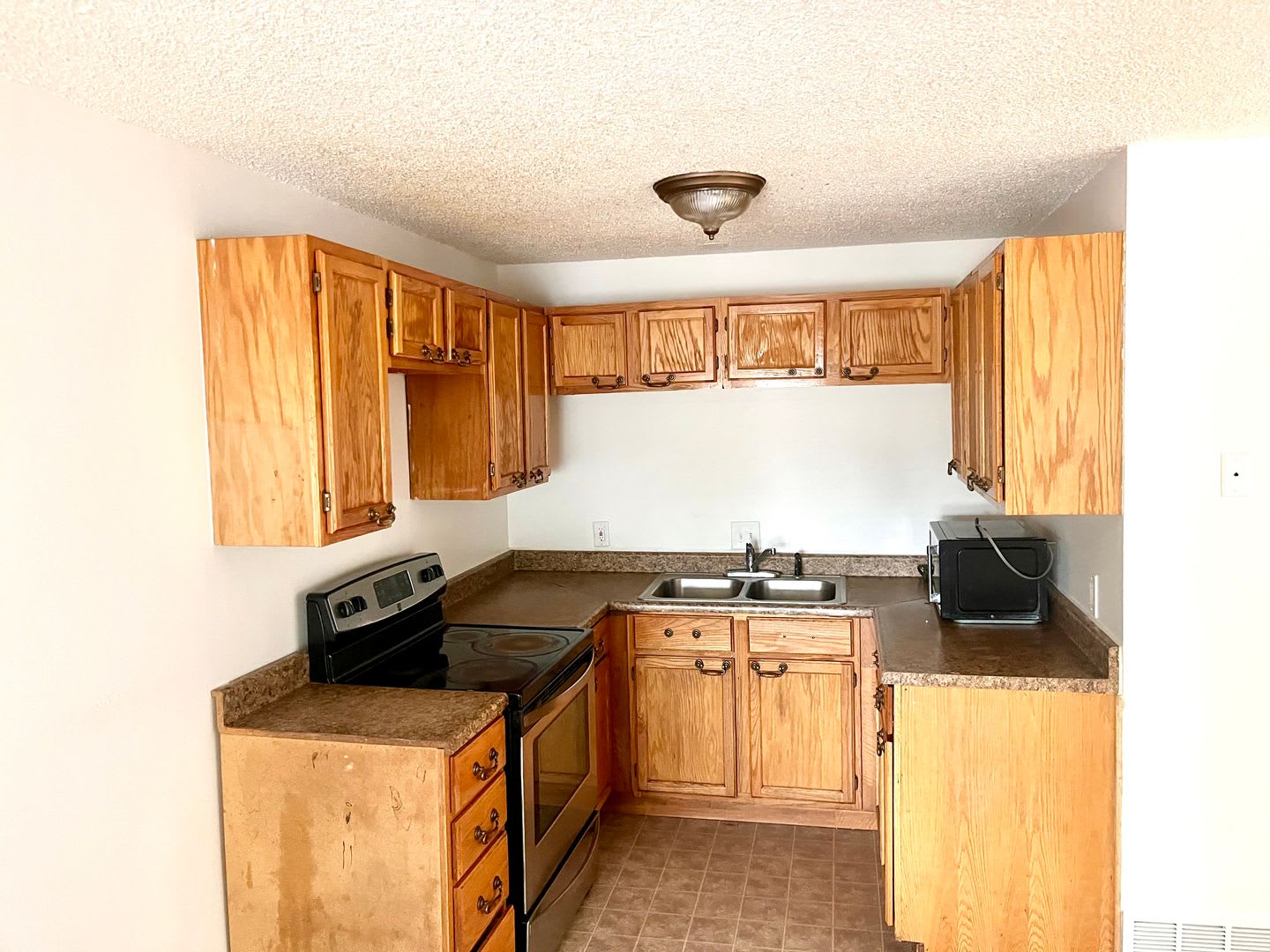 3 Bed / 2 Bath Half Duplex Near Valley Fair Mall — Fenced Yard & Carport – photo 1