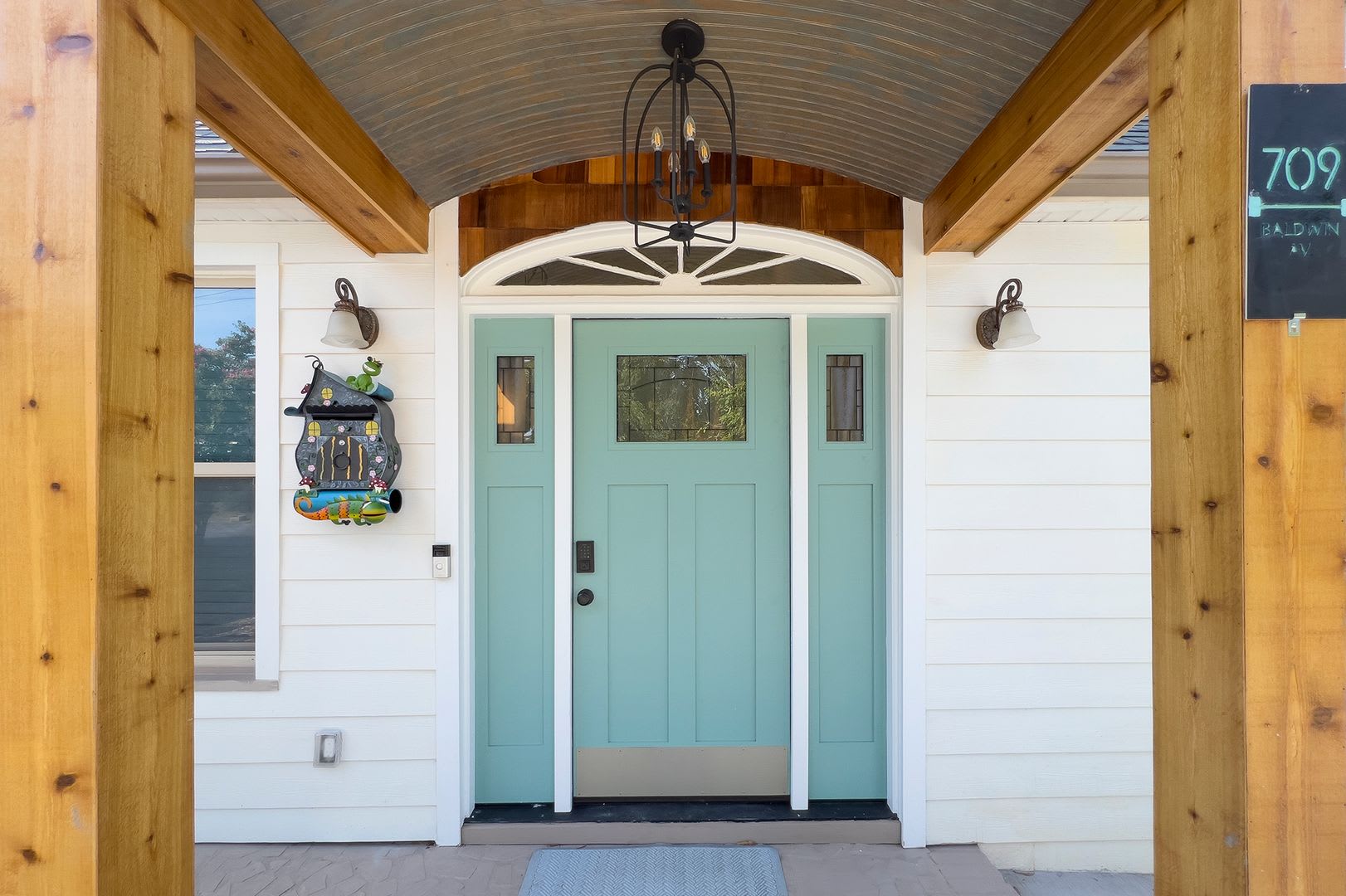 Discover the charm of this top-floor unit in a beautifully updated single-family bungalow – photo 3