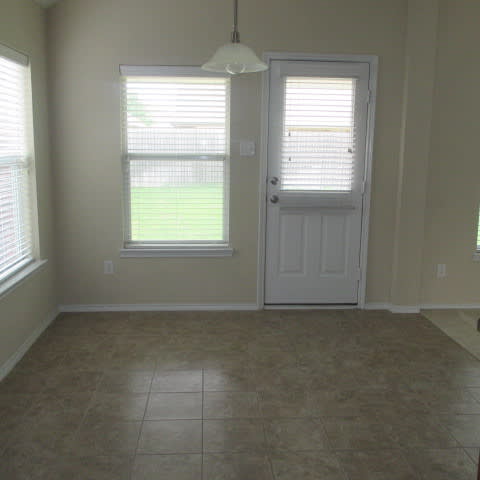 Cozy 3 bedroom home with walk-in closets! – photo 5
