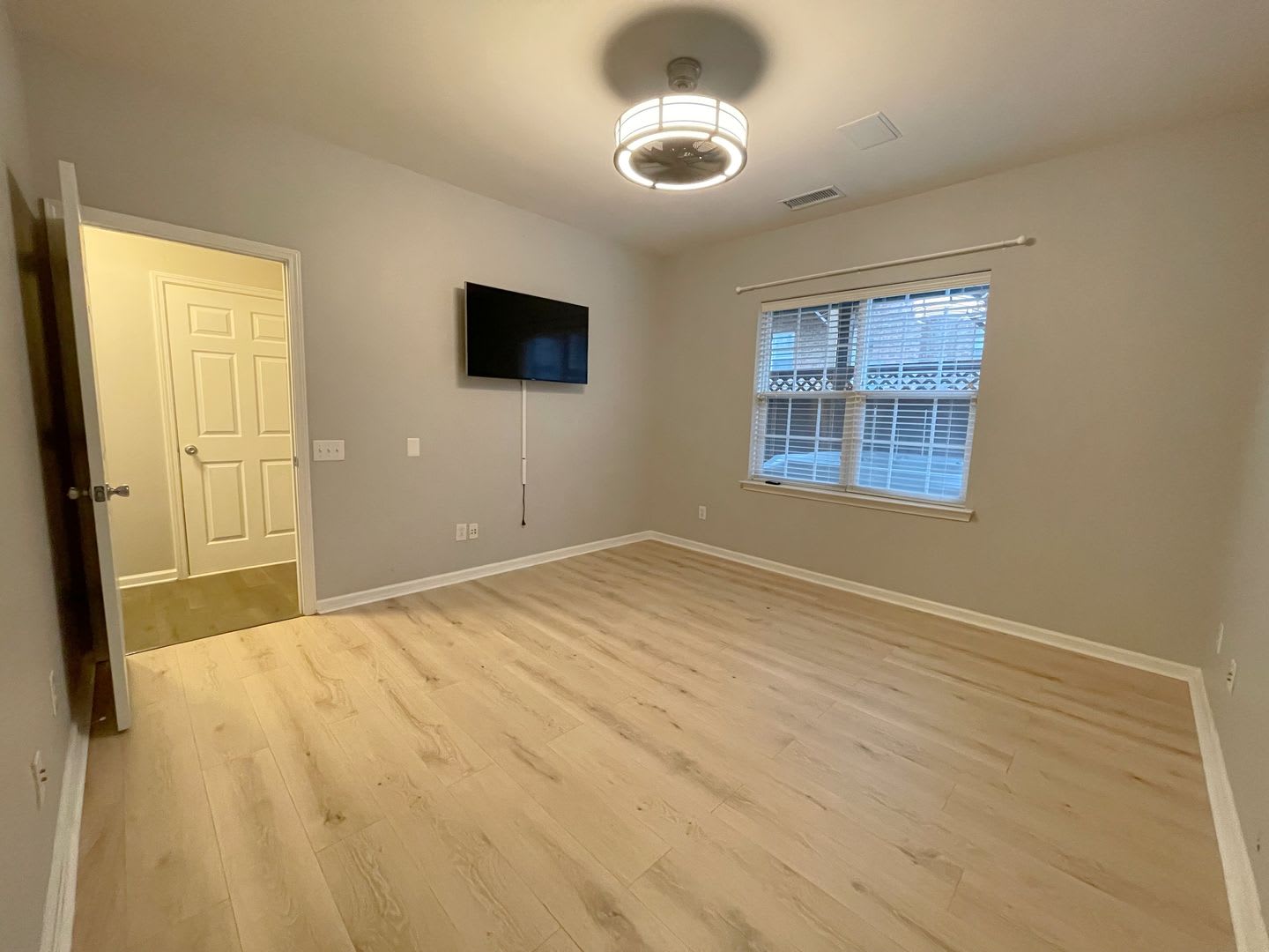 South Park Townhome For Immediate Move In – photo 3