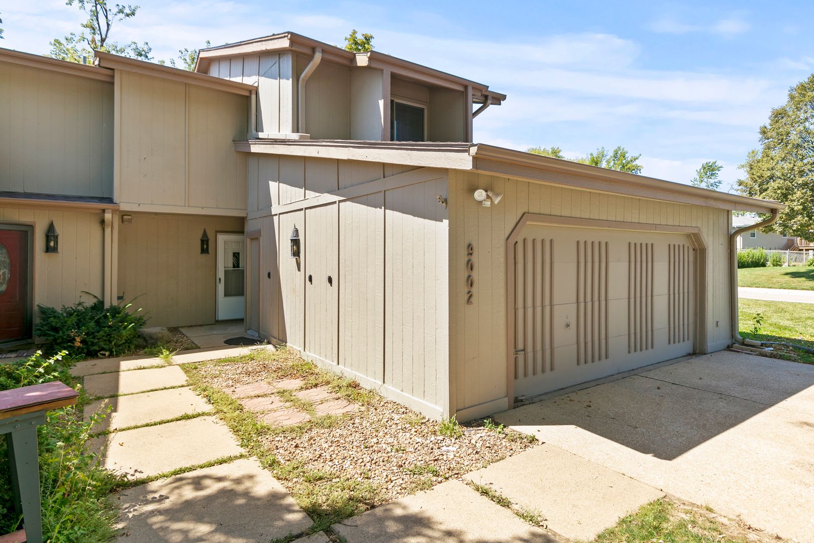 Spacious 3 Bedroom/ 3 Bath Townhouse – photo 2