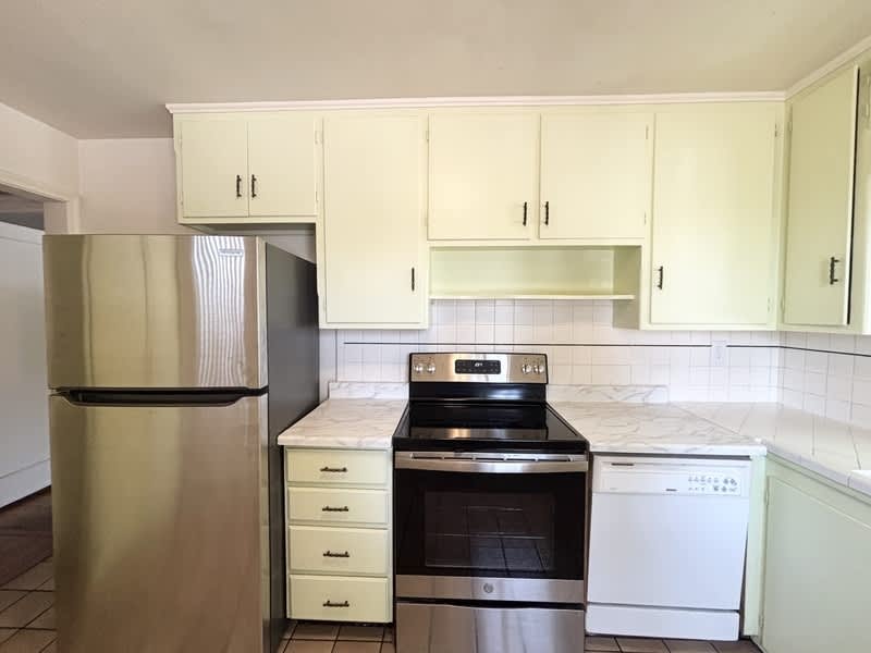 680 Elizabeth St – photo 3