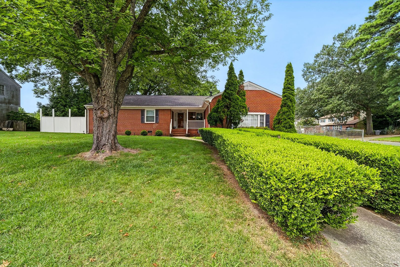 Beautifully Updated 5-Bedroom Brick Ranch on a Corner Lot – photo 3