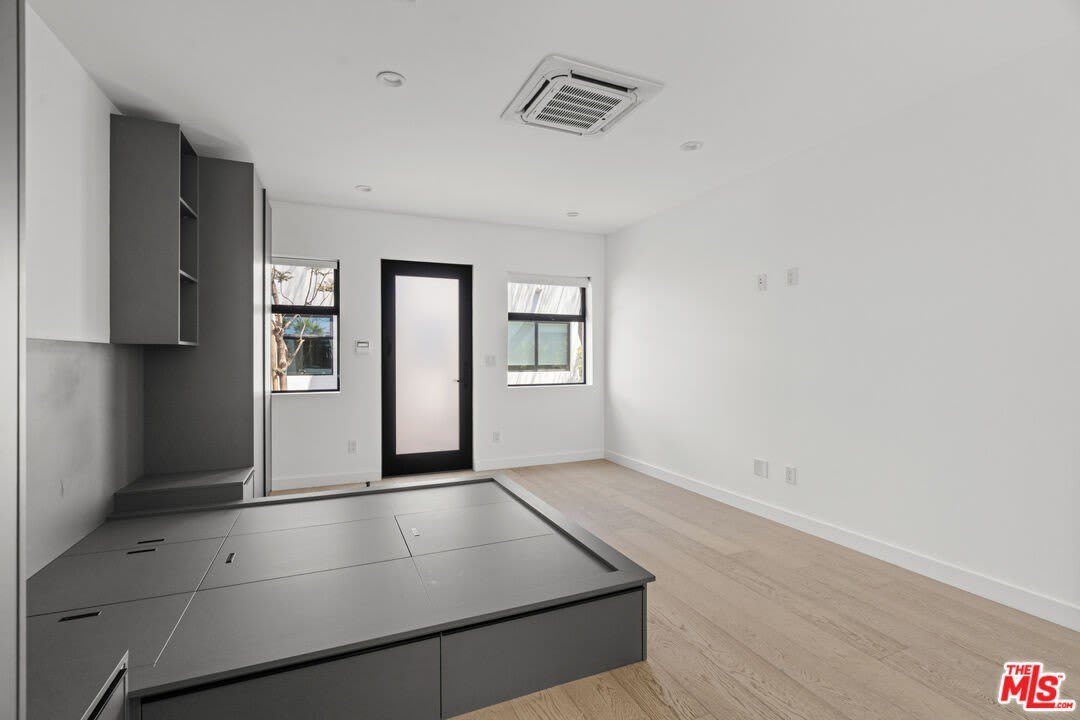 1325 Cabrillo Ave – photo 2
