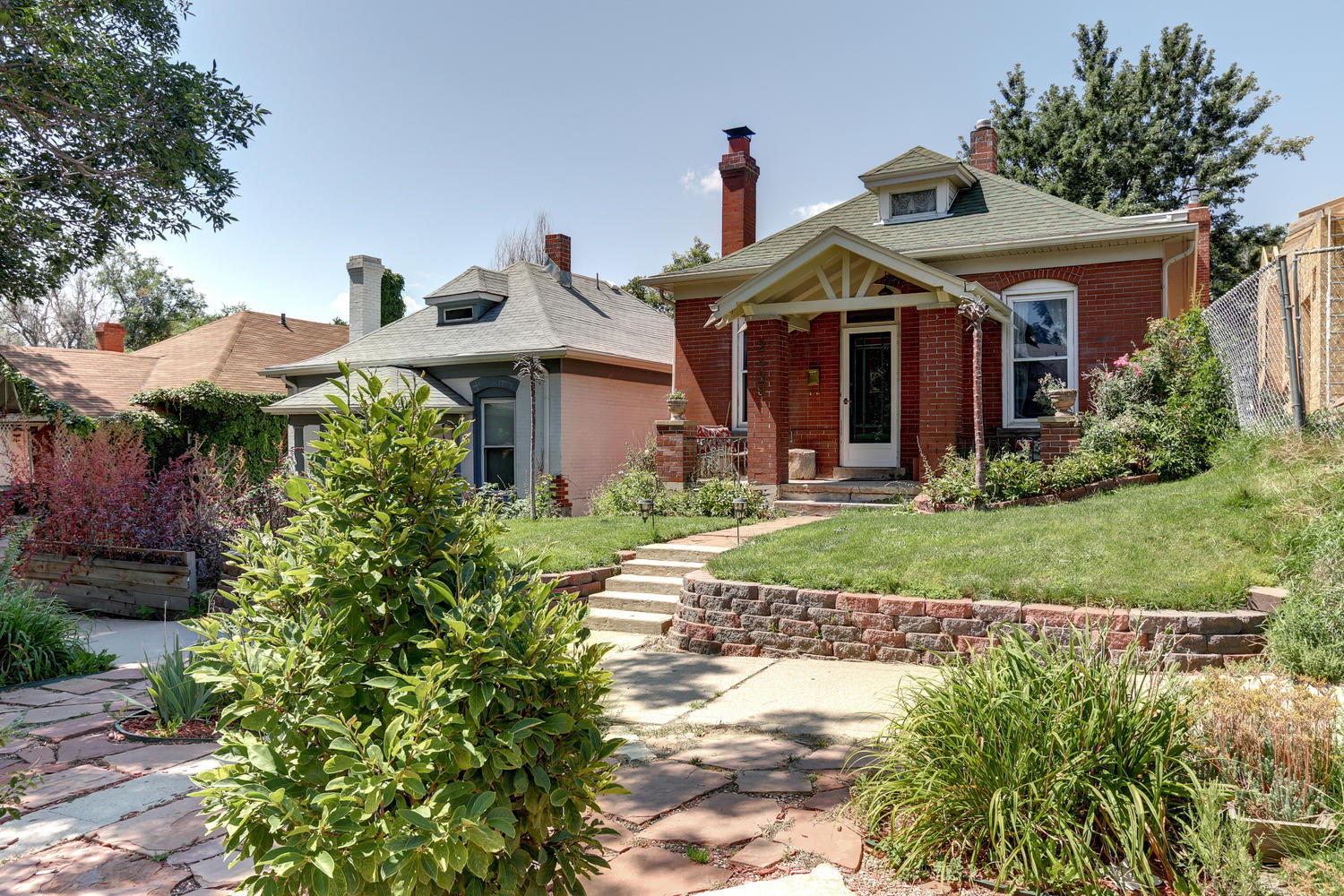 Bungalow in Desirable Highlands! Location Matters! – photo 1
