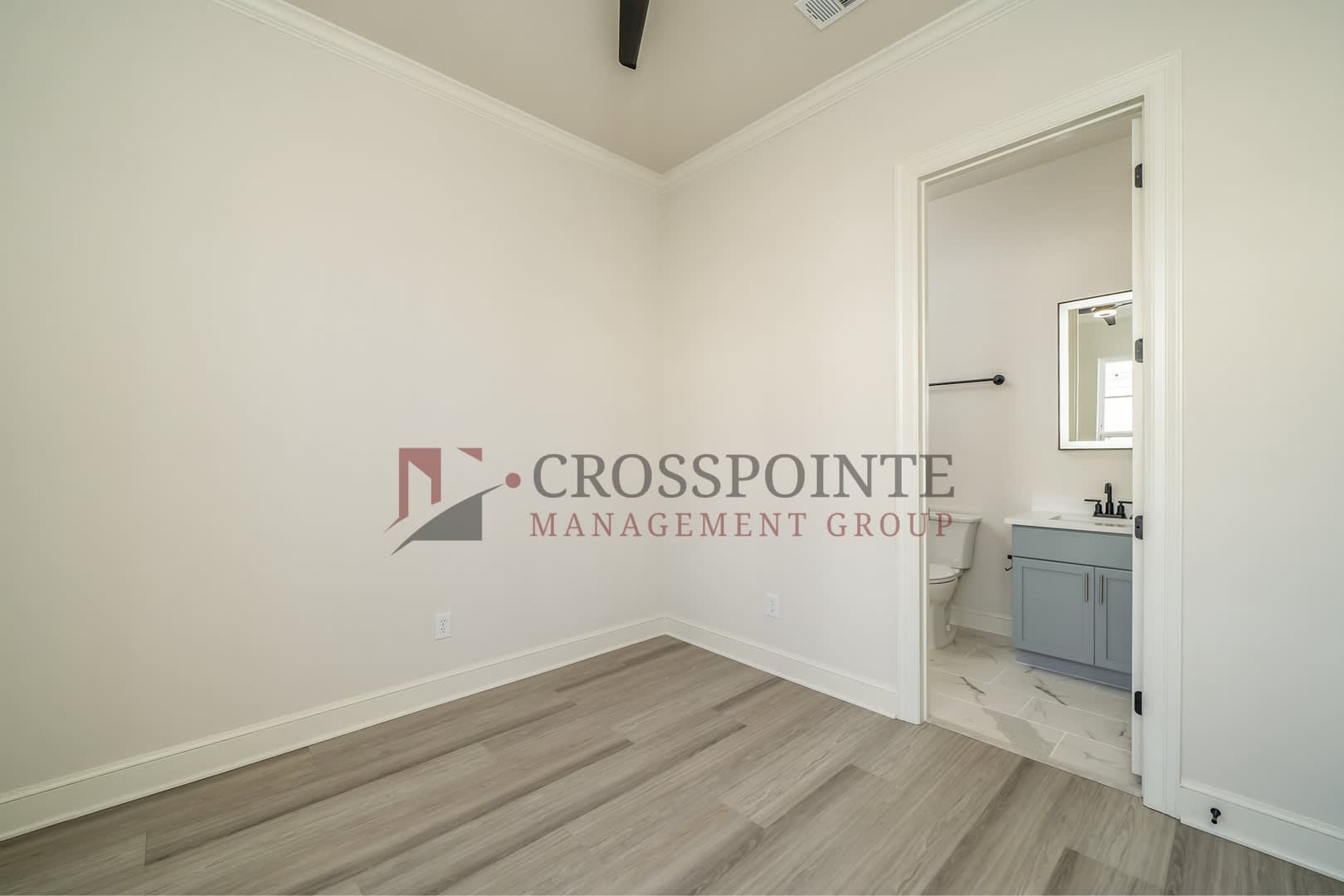 Luxury 3 bedroom, 3.5 Bath, 2 Car Garage Townhome- Fully Furnished! – photo 4