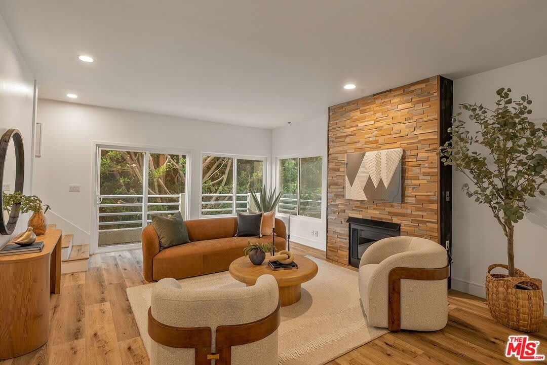 1160 Granville Ave – photo 5