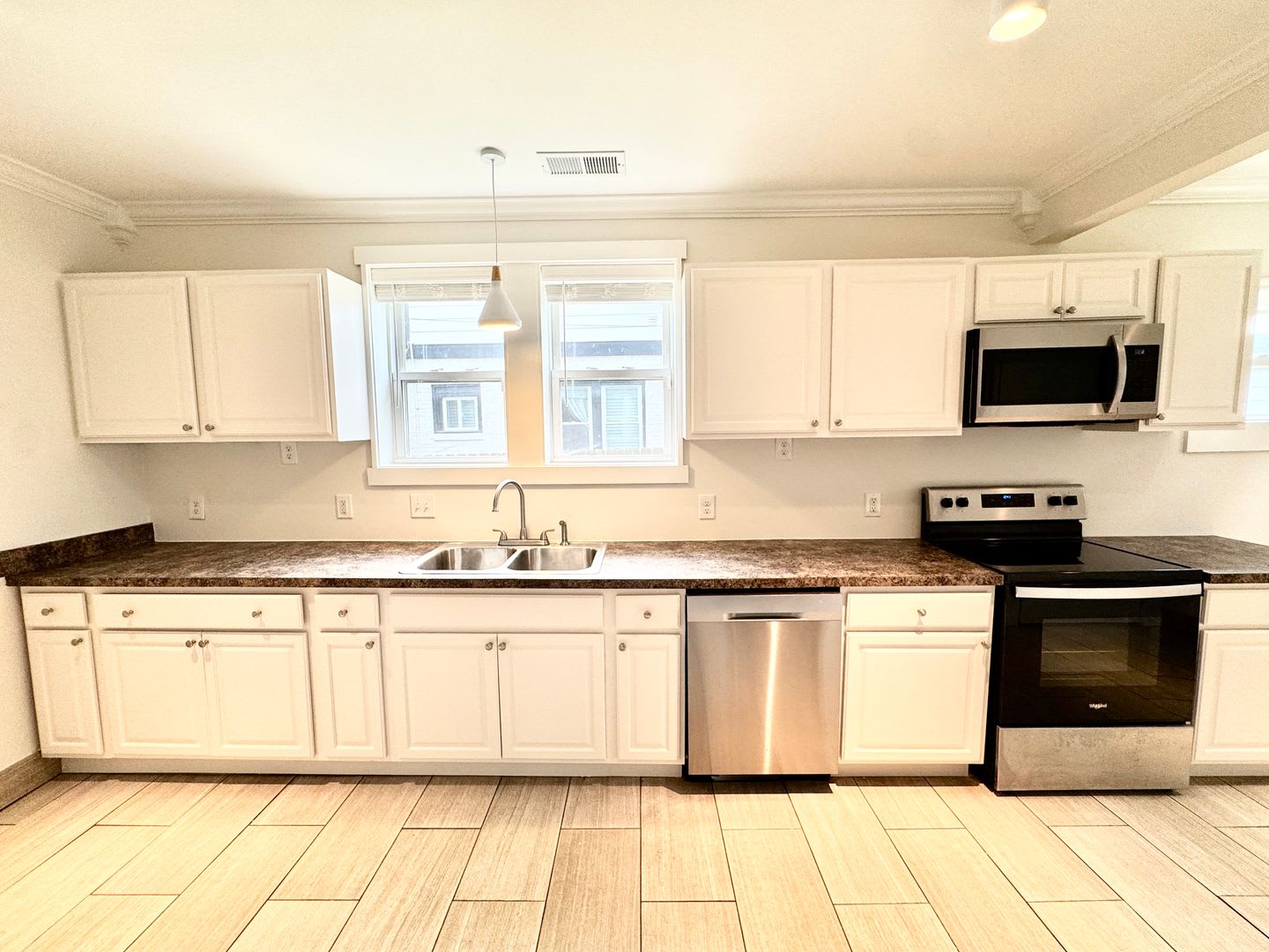 3 Bed 2 Bath Home W Fenced Backyard – photo 4