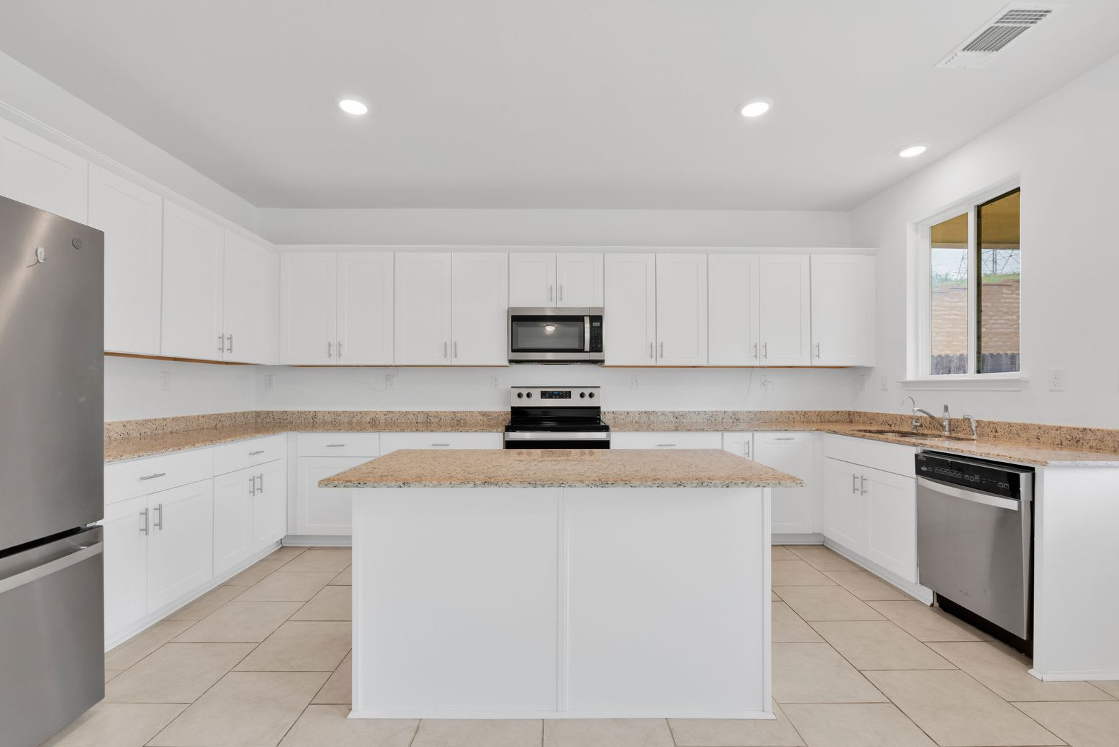 Charming 4-Bedroom Home in Cinco Lakes – Community Amenities & Prime Location! – photo 3
