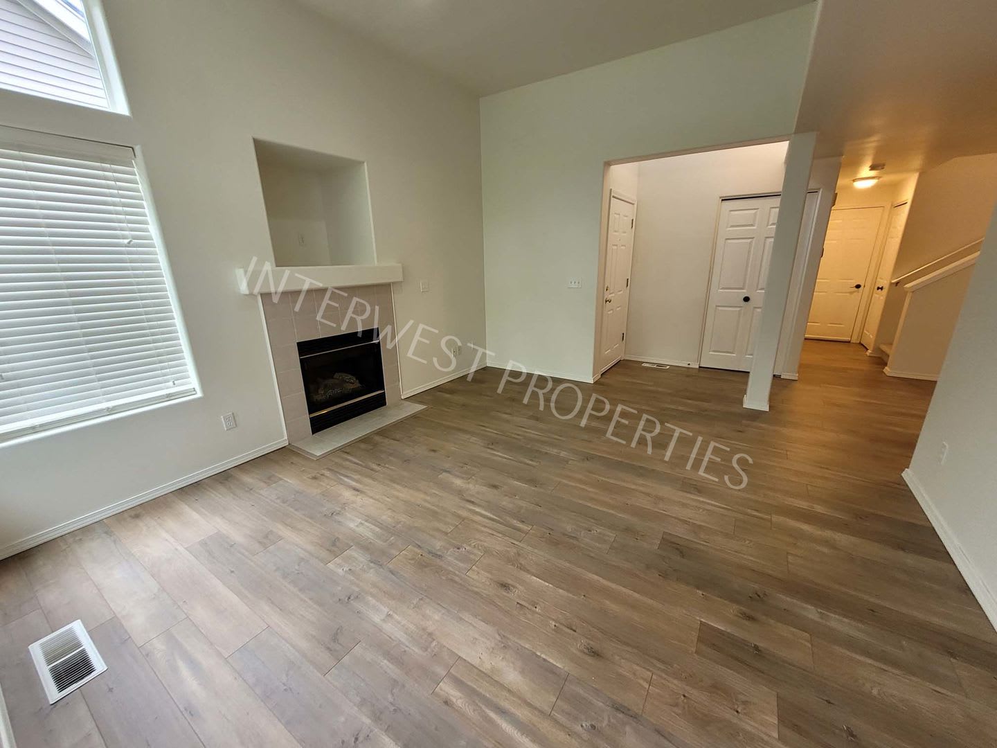 Beaverton 3 Bed 2 5Ba Beautiful 2 Story Condo With 2 Car Garage Gas Fireplace High Ceilings Patio – photo 3