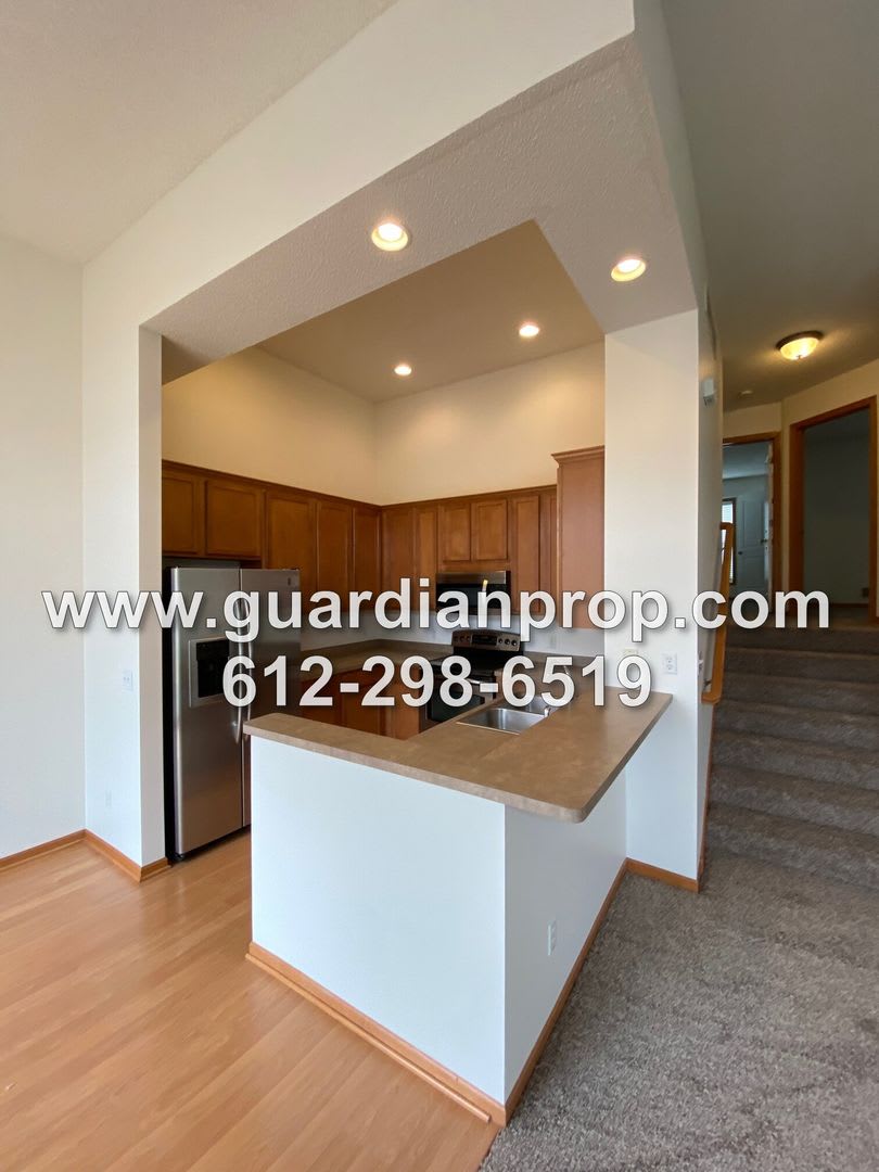 Townhouse Available October 1, High Ceilings, Open Floor Plan, Lower Family Room w/Fireplace, Balcony – photo 5