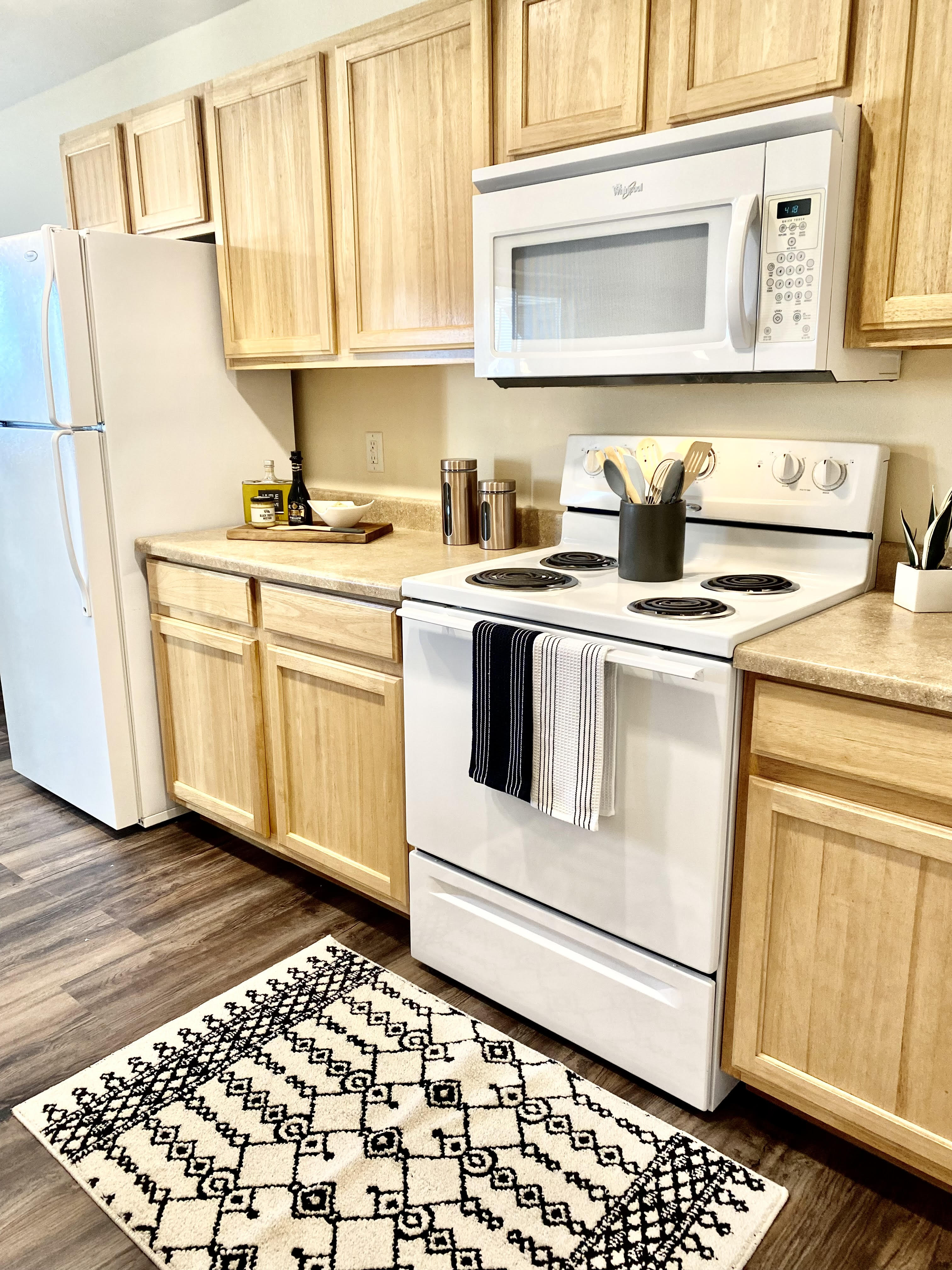 Deer Creek Apartments – photo 1
