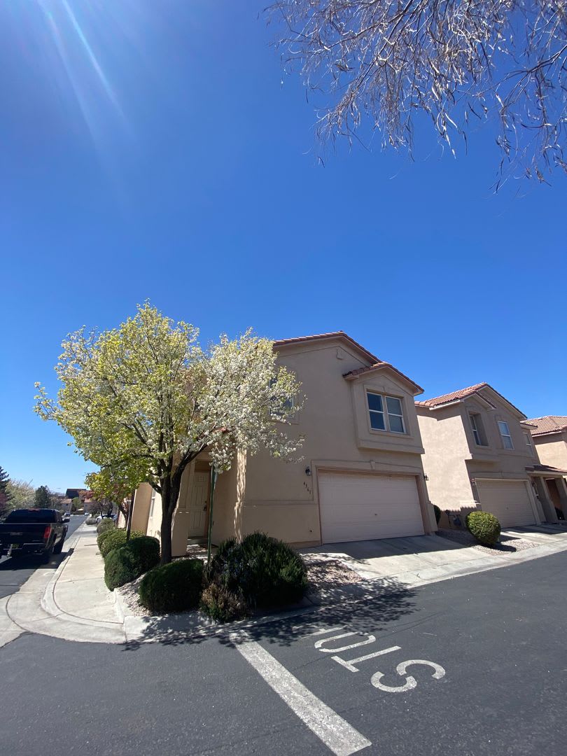 3 bedroom 2.5 bath in gated community – photo 2