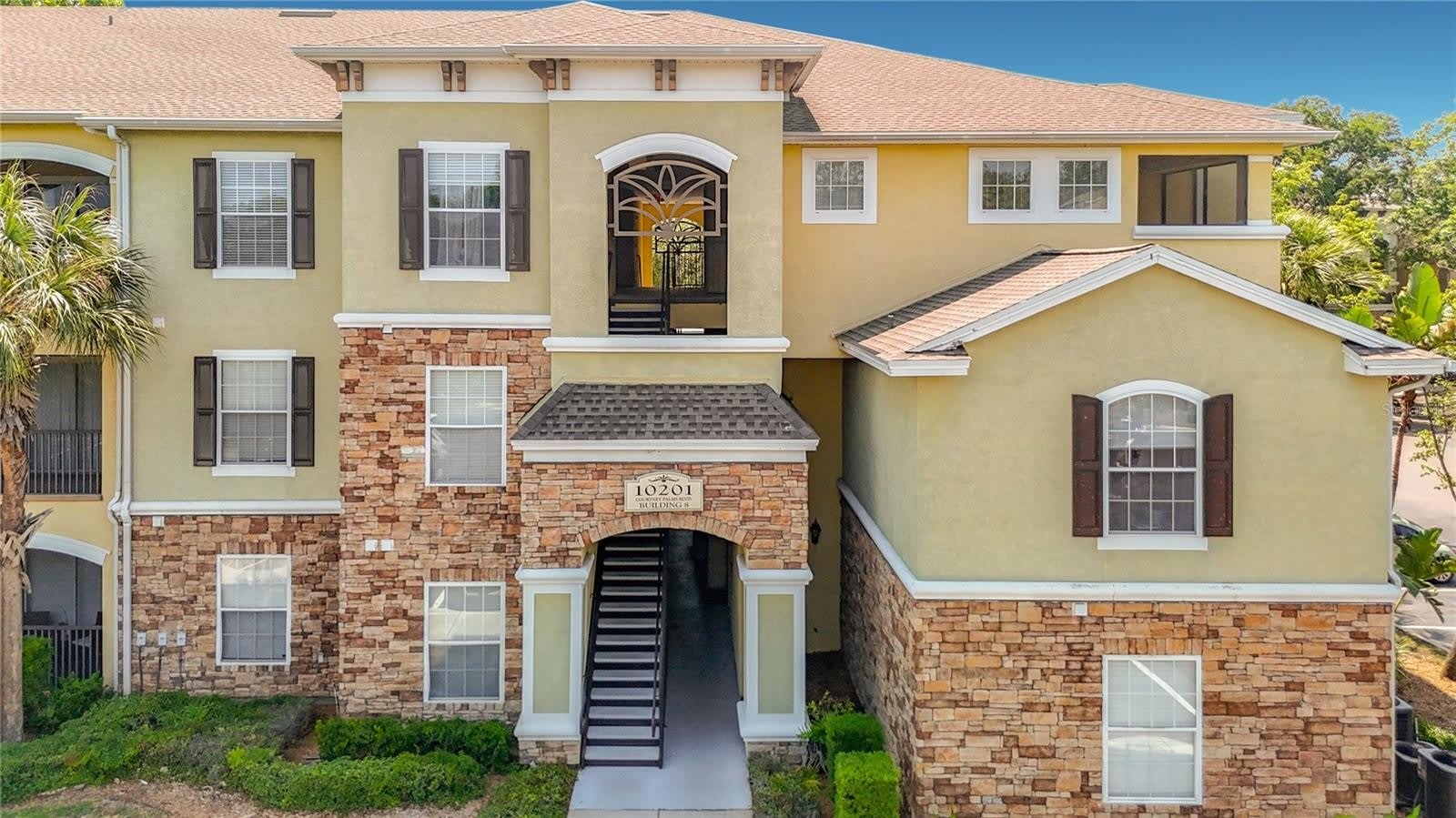 10201 COURTNEY PALMS Boulevard – photo 1