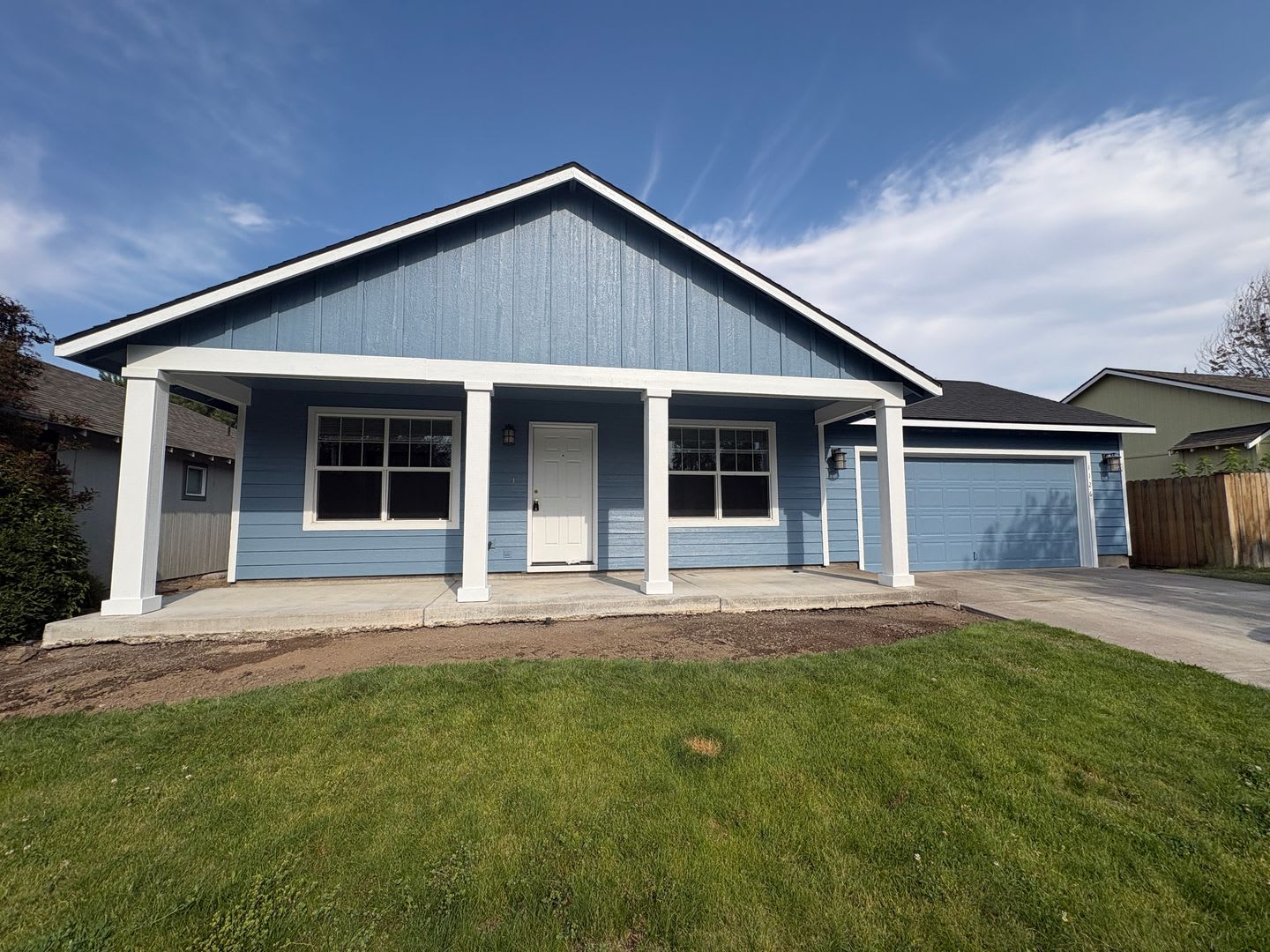 CHARMING SINGLE-LEVEL HOME IN A BEAUTFUL WELCOMING NEIGHBORHOOD!!! – photo 1