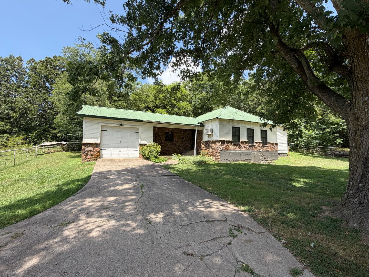 Country Living: 3 Bedroom and 2 Bathroom Home Newly Renovated – photo 2