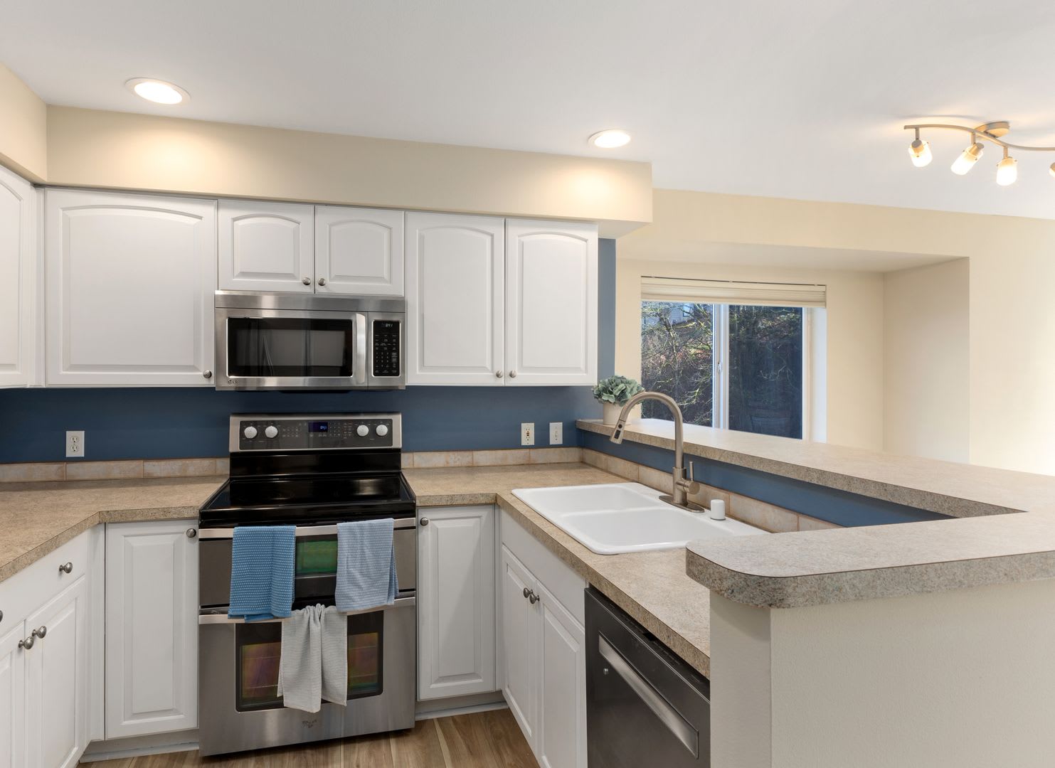 Gilman's Fairway Condominiums ~ Queen Anne – photo 3