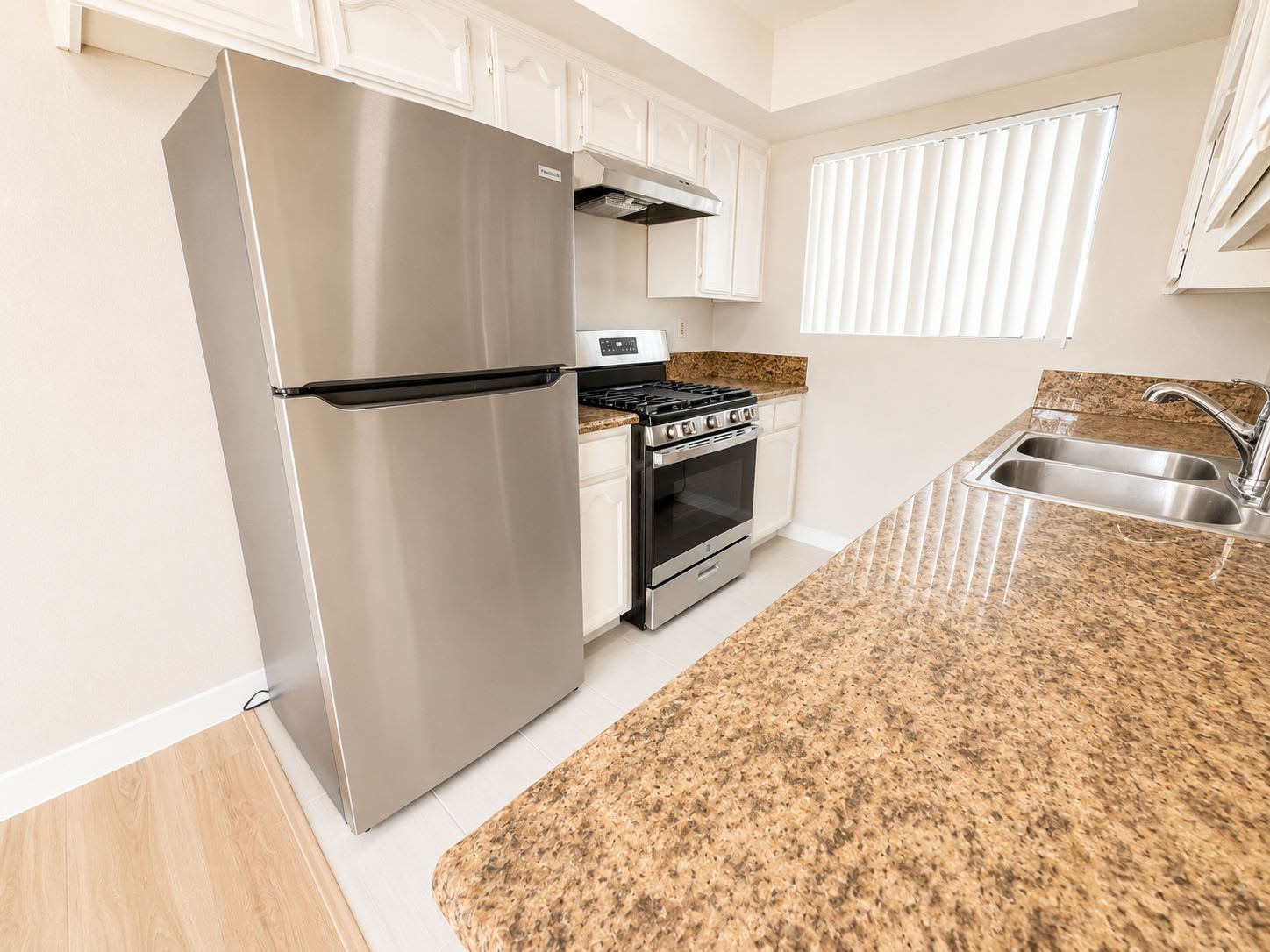 515 E Elmwood Ave – photo 4