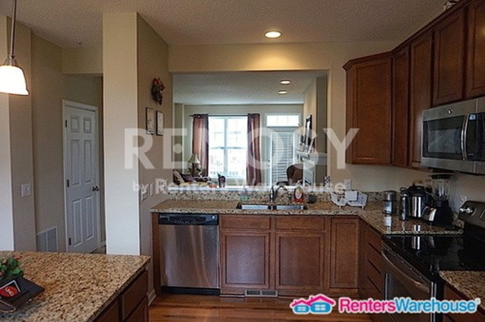 Stunning 3BD/2.5BA Townhouse in Maple Grove – photo 4