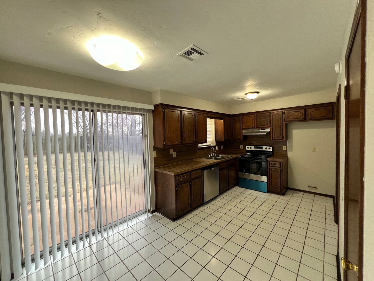 Charming 3 Bedroom Home in Mustang School District – photo 5