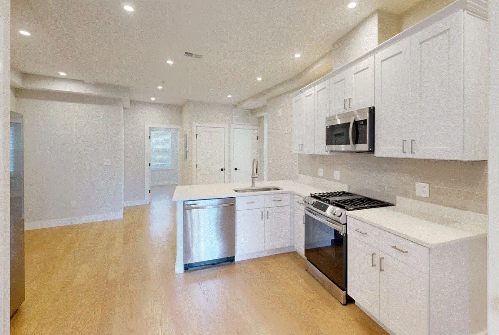 Charming 4 Bedroom-No Broker Fee – photo 4