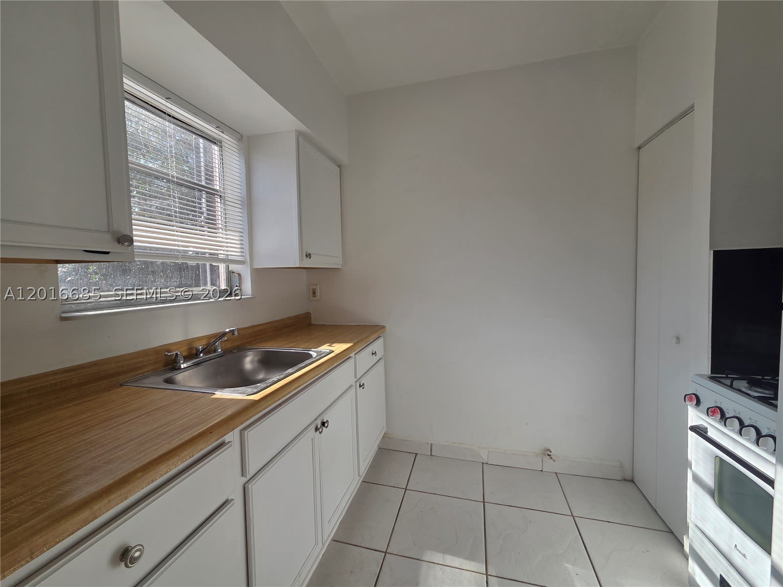 781 SW 11th St – photo 4
