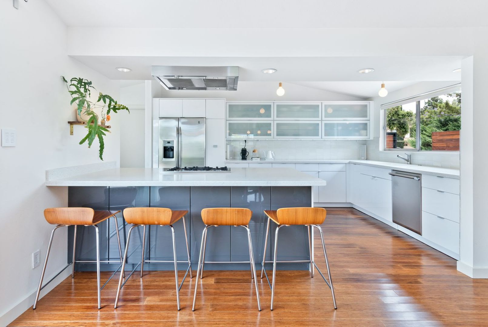A Fully Furnished Modern Portfolio Home with a Large Backyard Oasis & 3 Comfortable Bedrooms! – photo 3