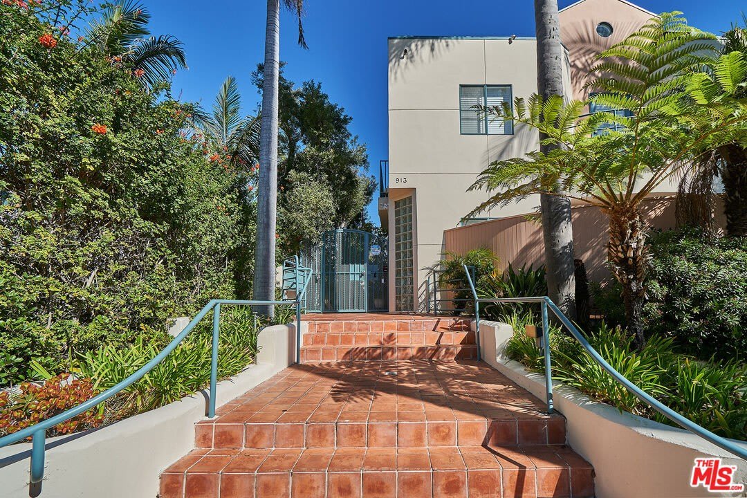913 18TH St – photo 2