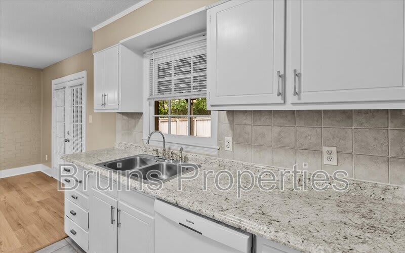 1825 Johnson Street – photo 5