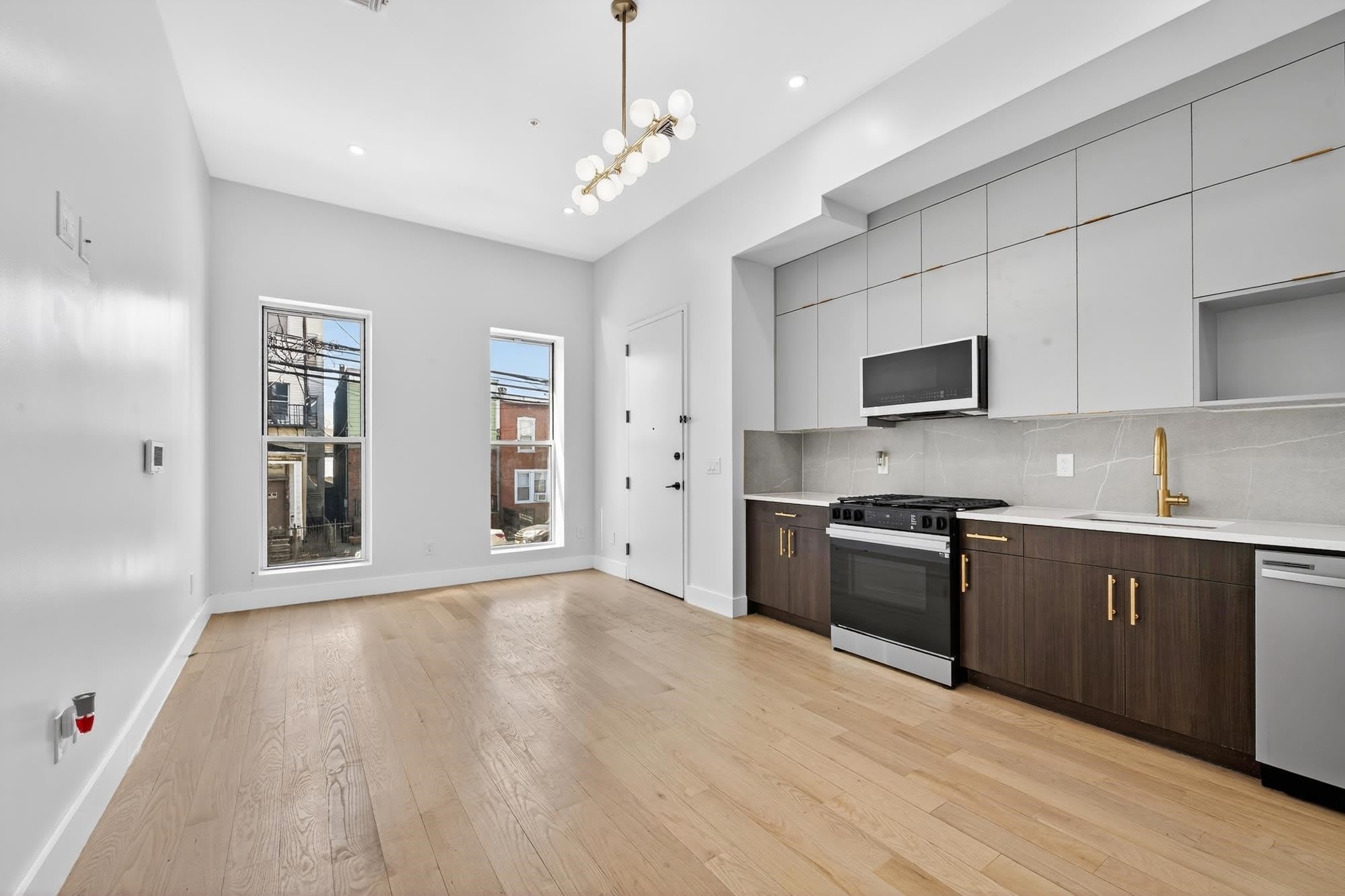20 STORMS AVE – photo 2