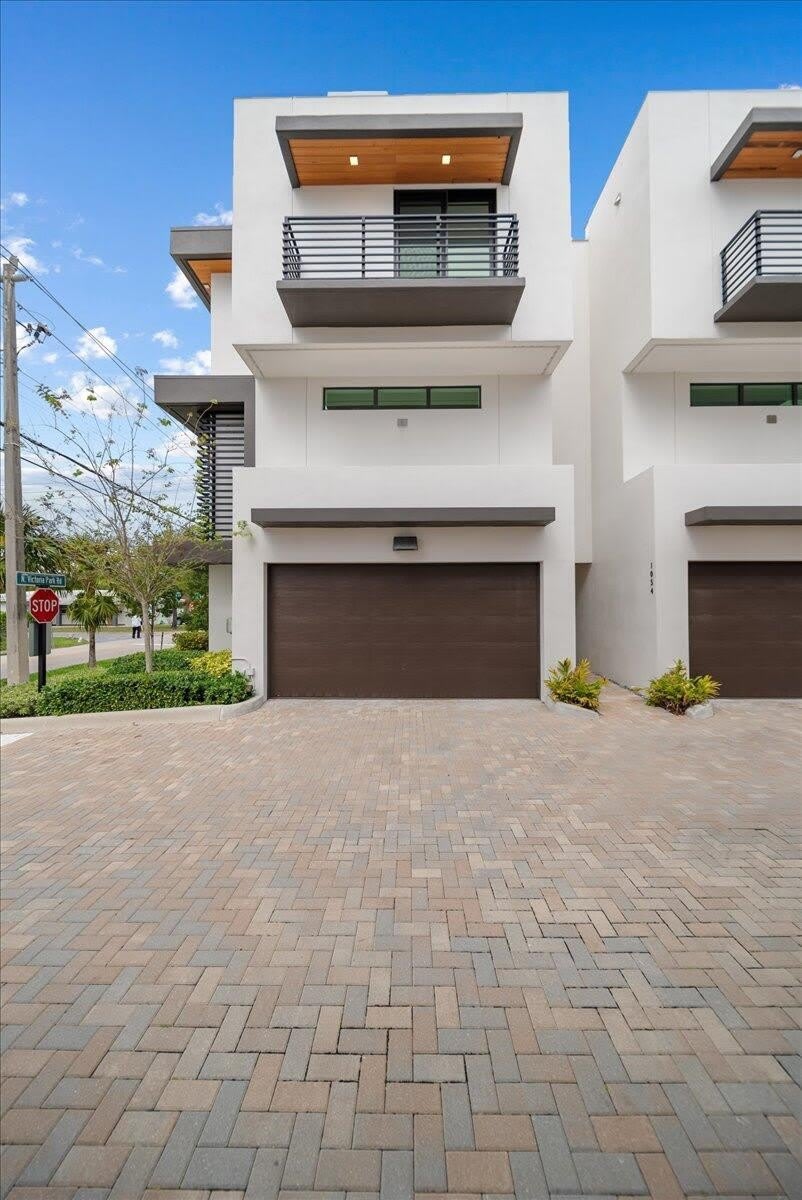 1052 N Victoria Park Road – photo 2