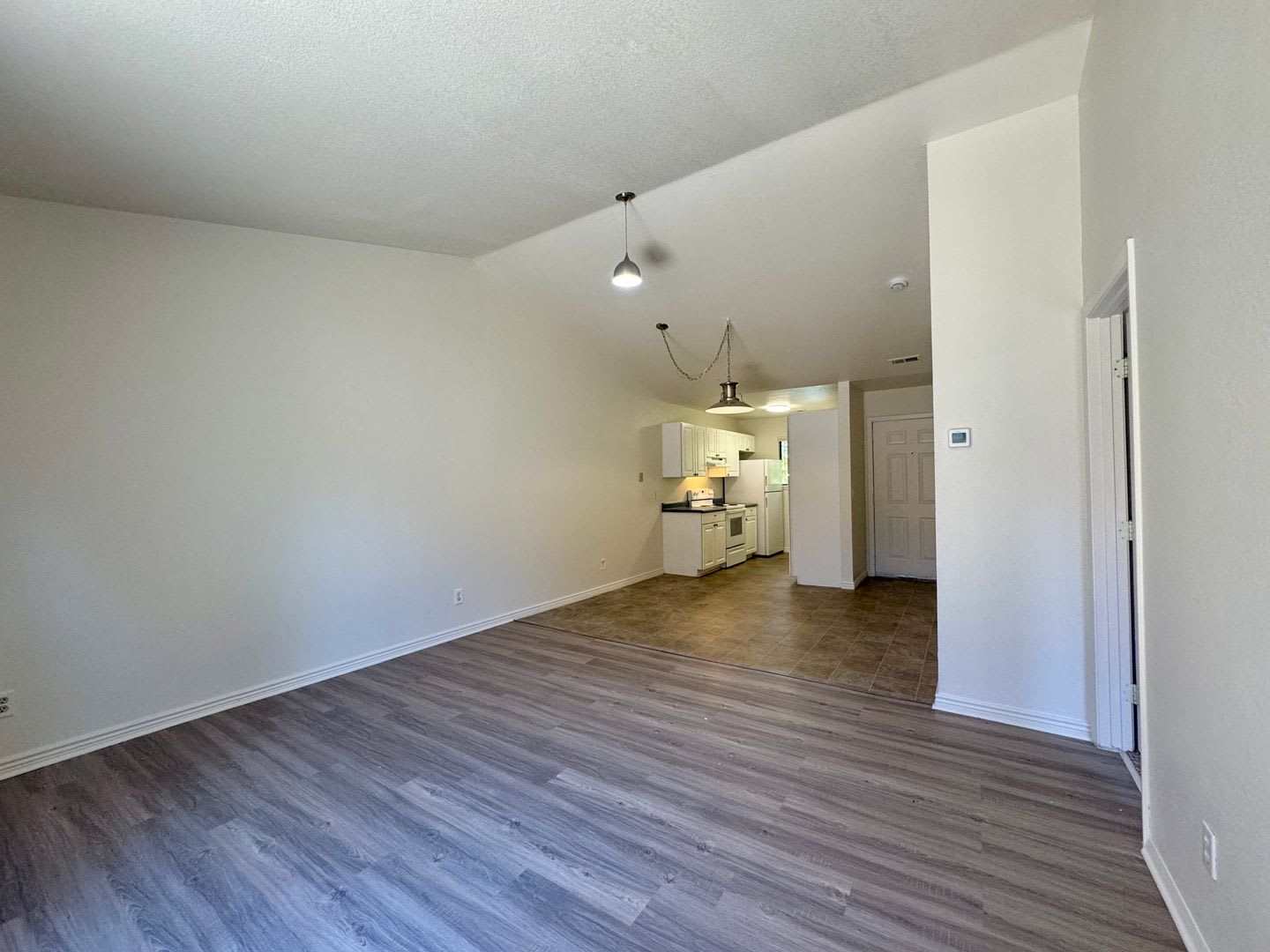 Spacious 2 Bed 2 Bath Condo in Aurora! Across from Community Pool!! – photo 4