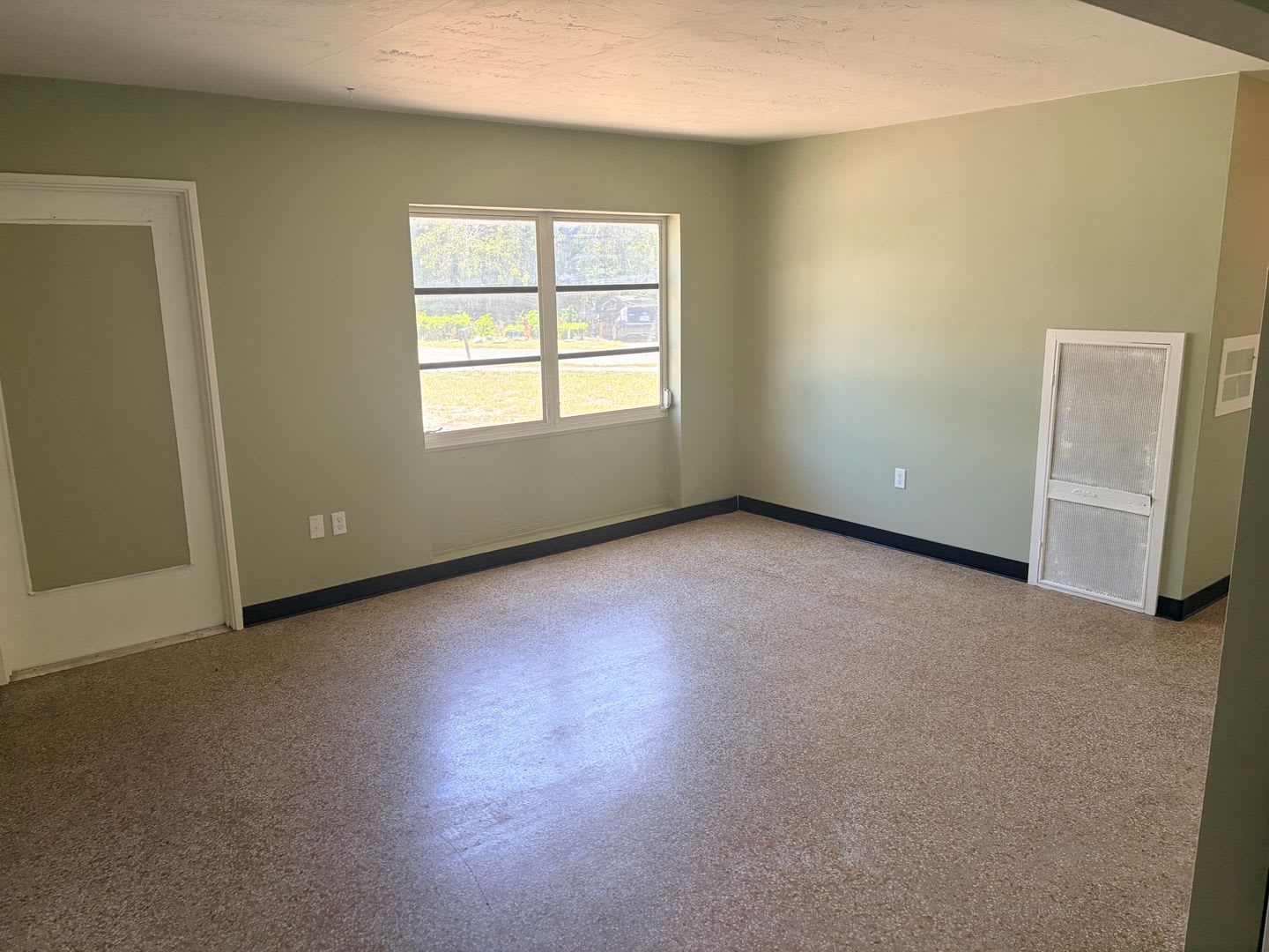 Corner lot 2 Bedroom, 1 Bath Home in New Port Richey – photo 3