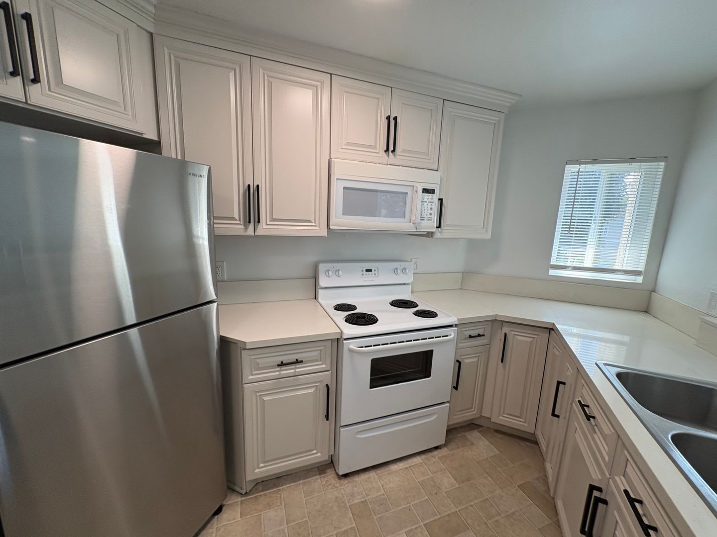 Must See Bright And Welcoming One Bedroom One Bathroom Unit In La Jolla – photo 3