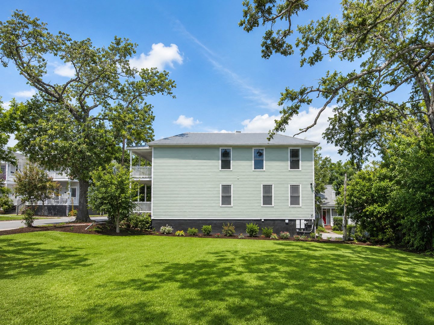 3 Bed 2 Bath Newly Renovated Upstairs Apartment Midtown – photo 3