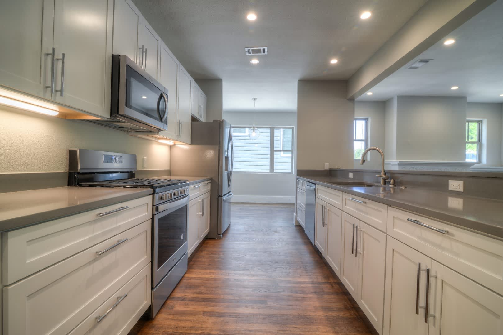 UT PRE-LEASE: 2018 Remodeled 6 bed/4 bath North Campus Home, Luxury Finishes, Walk to UT – photo 1