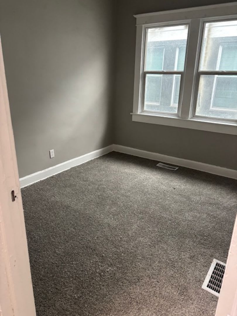 4 bedroom House On Lasalle St! – photo 5